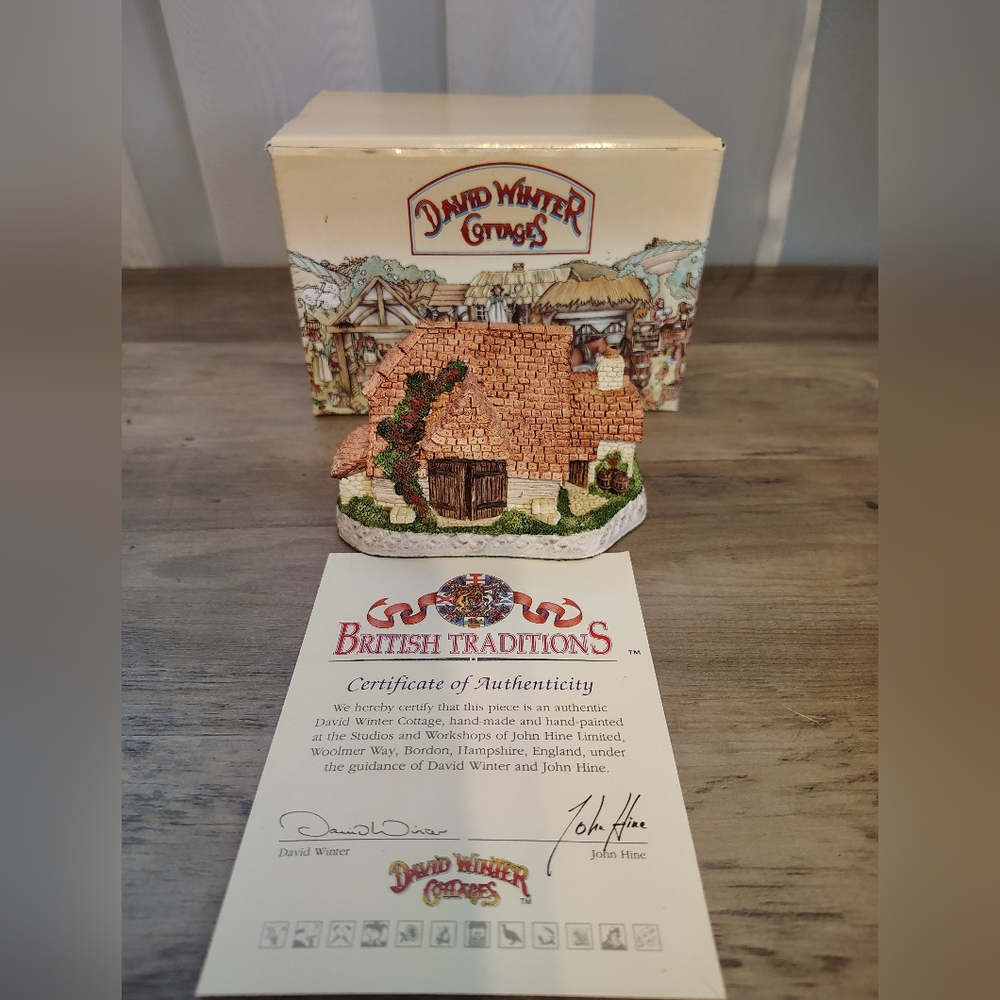 David Winter Harvest Barn Cottage 1989 British Traditions w/ Box